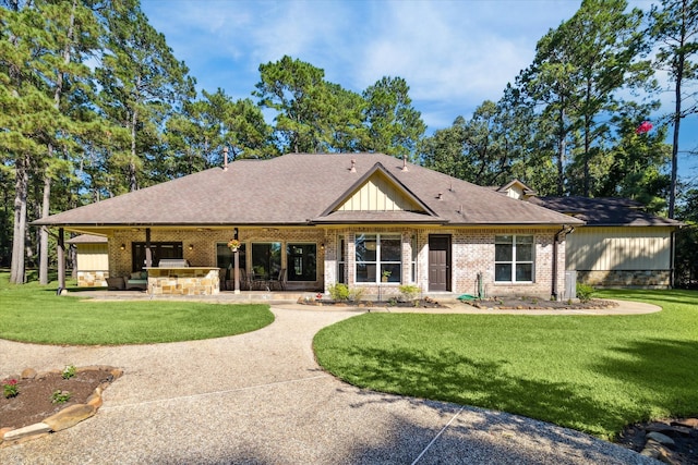 view of front of house featuring a front lawn