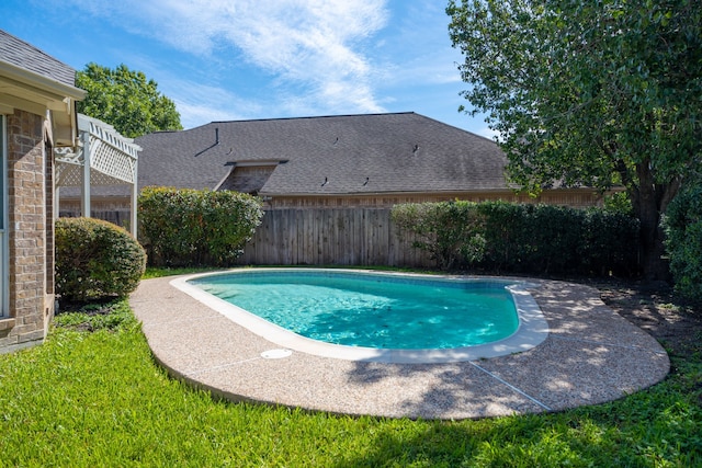 view of swimming pool