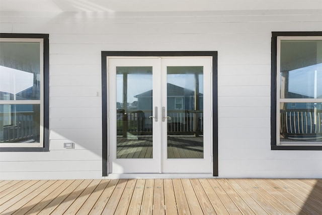 property entrance featuring a deck