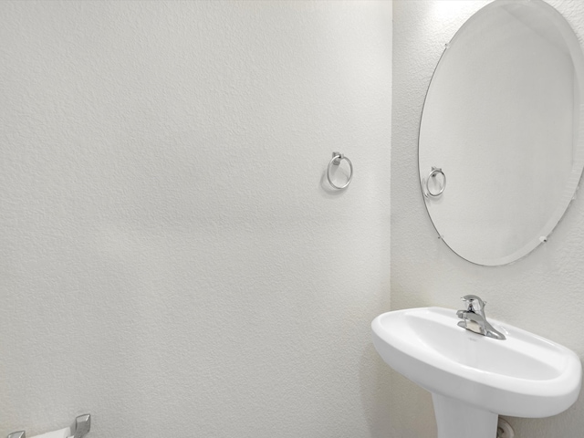 bathroom featuring sink