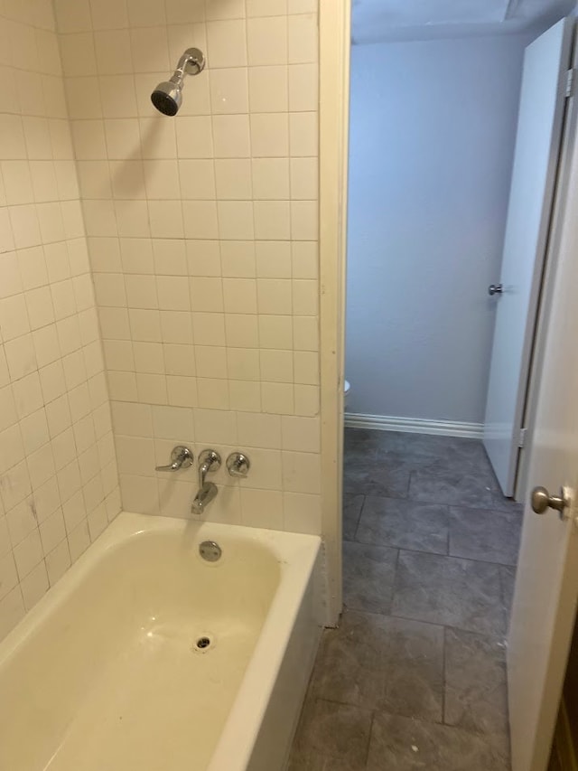 bathroom with tiled shower / bath combo