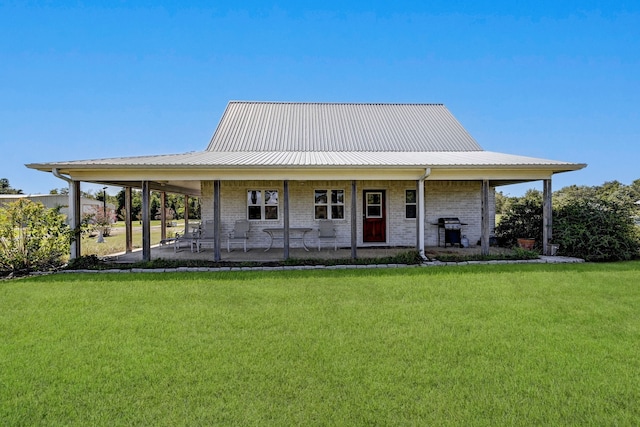 farmhouse featuring a front lawn