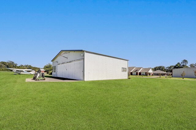 view of yard with an outdoor structure