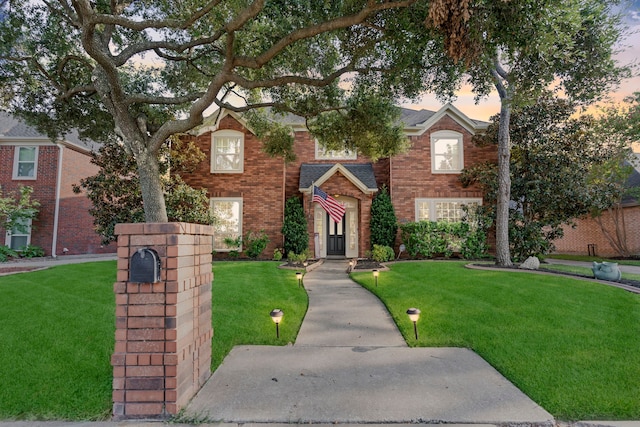 view of front of property featuring a yard