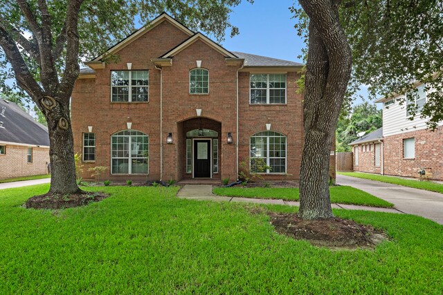 view of front facade featuring a front lawn