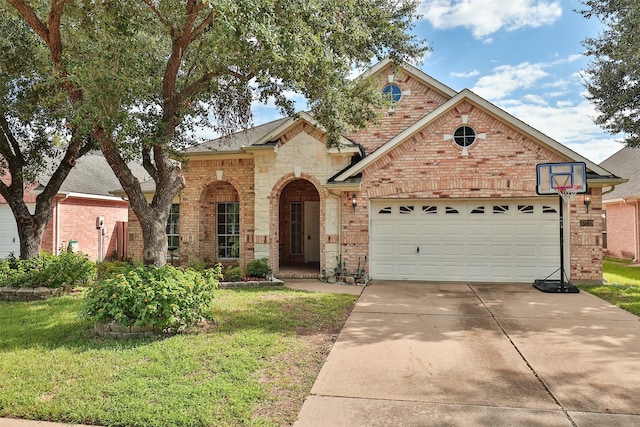 view of front facade featuring a garage and a front lawn