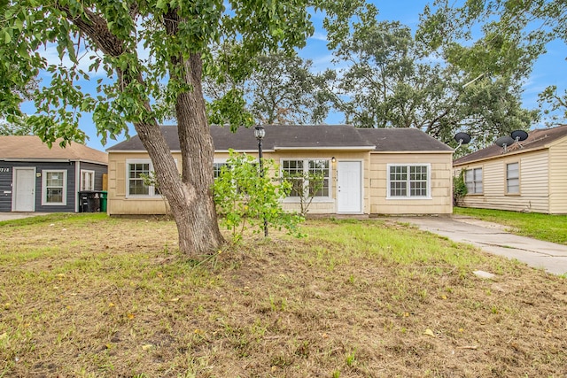 ranch-style house featuring a front lawn