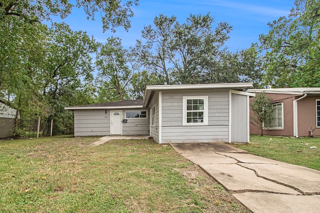 view of front of house featuring a front lawn