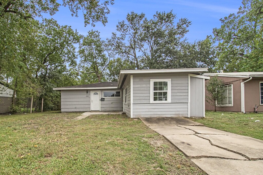 view of front of house with a front lawn