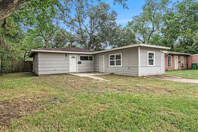 single story home with a front lawn