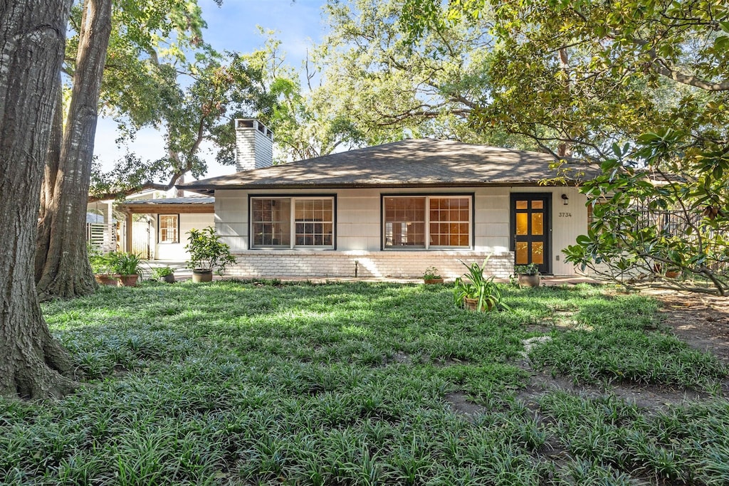 view of front of house featuring a front lawn