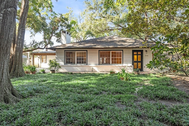 view of front of house featuring a front lawn