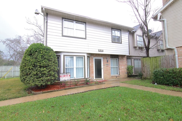 view of front of house featuring a front lawn