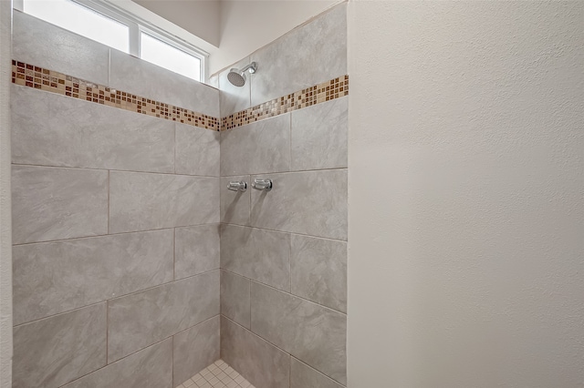 bathroom featuring a tile shower