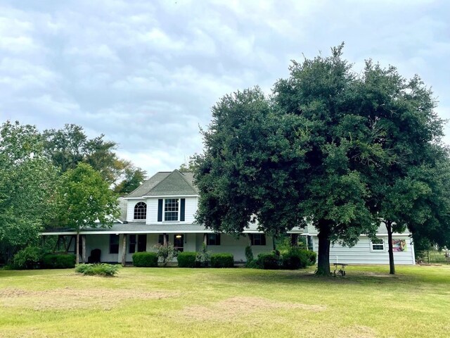 view of front of house featuring a front lawn