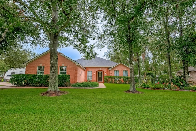 ranch-style home featuring a front lawn