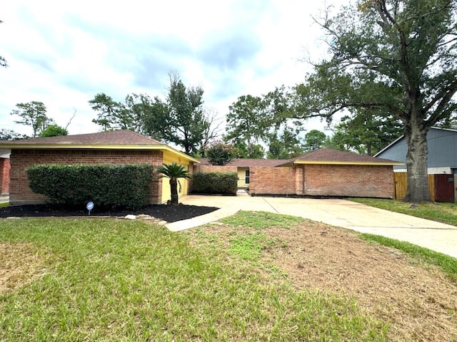 single story home featuring a front yard