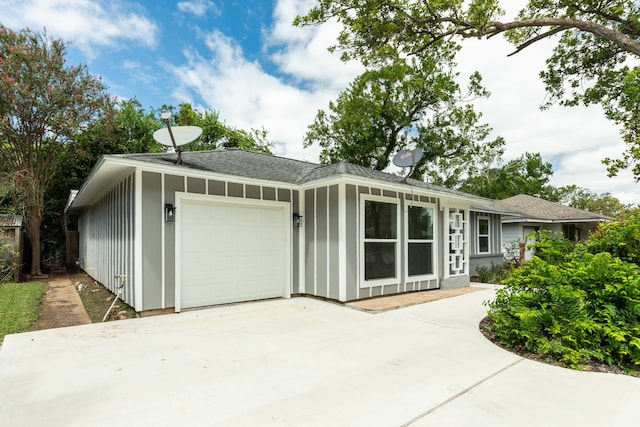 ranch-style home featuring a garage