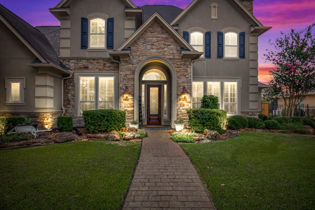 view of front facade with a yard