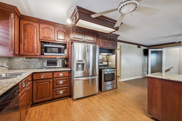 kitchen with crown molding, light hardwood / wood-style flooring, stainless steel appliances, ceiling fan, and a textured ceiling