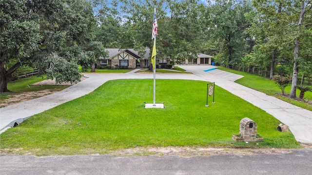 view of front facade featuring a front lawn