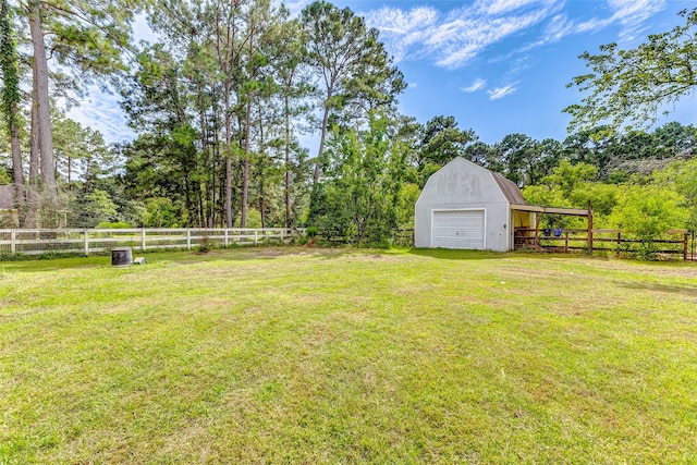 view of yard featuring an outdoor structure