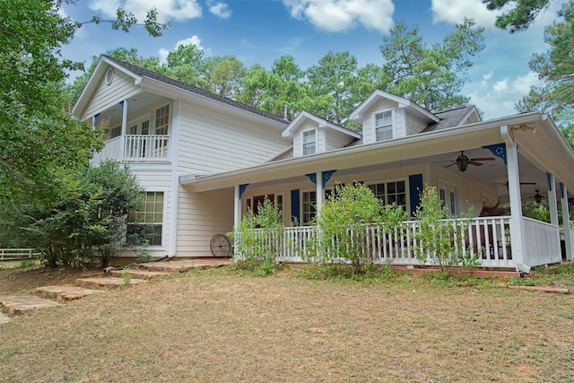 view of front of property featuring a front yard, covered porch, and ceiling fan