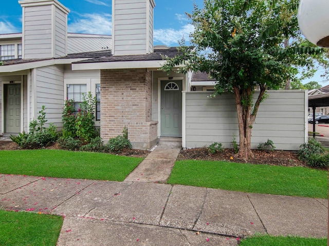 view of front of property with a front lawn