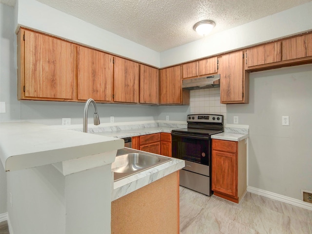 kitchen with stainless steel electric range oven, backsplash, kitchen peninsula, and a textured ceiling