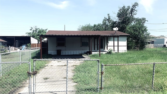 view of front facade with a front yard