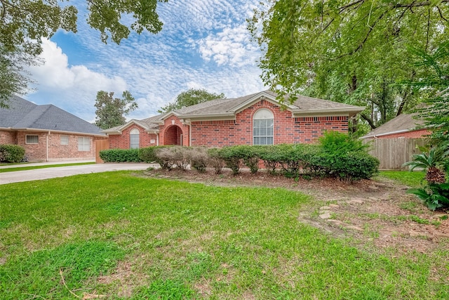 ranch-style house featuring a front yard