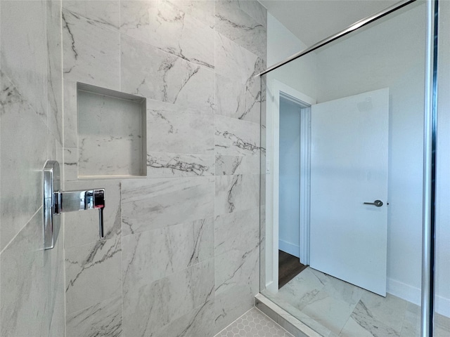 bathroom featuring a tile shower