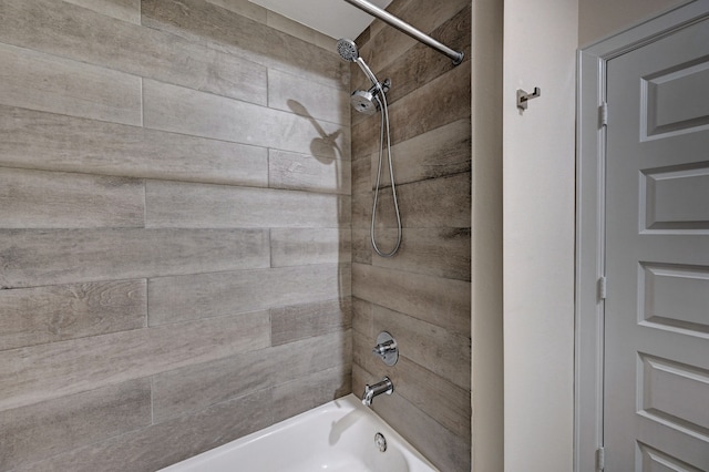 bathroom featuring tiled shower / bath