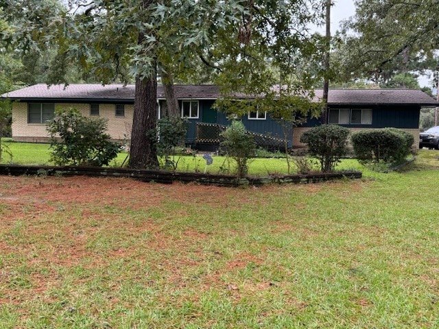 single story home with a front lawn