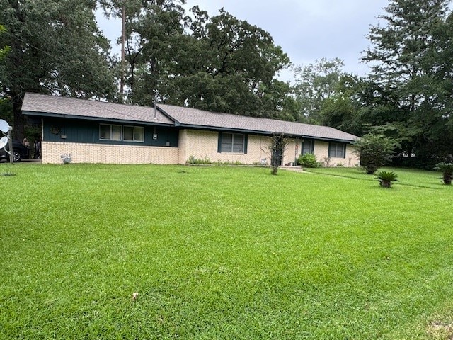 ranch-style house featuring a front lawn