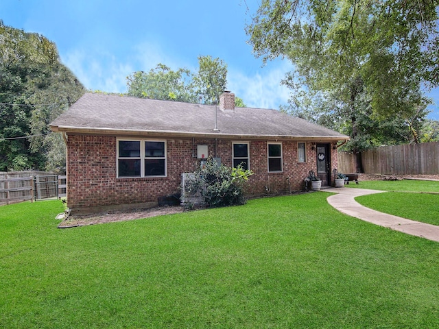 view of front facade featuring a front lawn