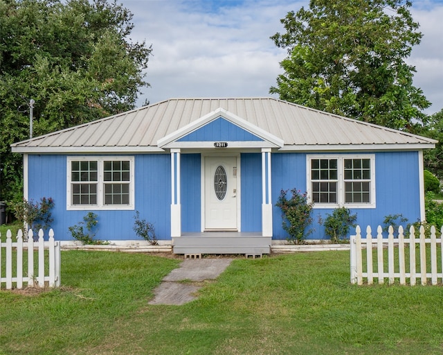 view of front of property featuring a front yard