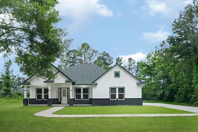 modern farmhouse featuring a front lawn