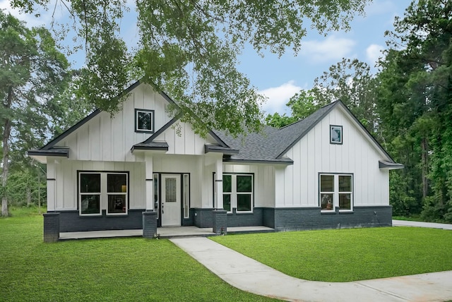 modern farmhouse featuring a front lawn