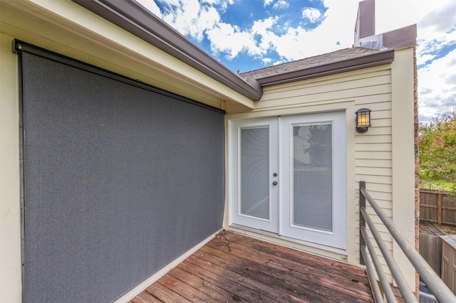 property entrance featuring a deck