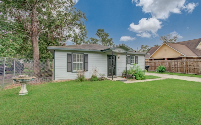 view of front of home featuring a front lawn