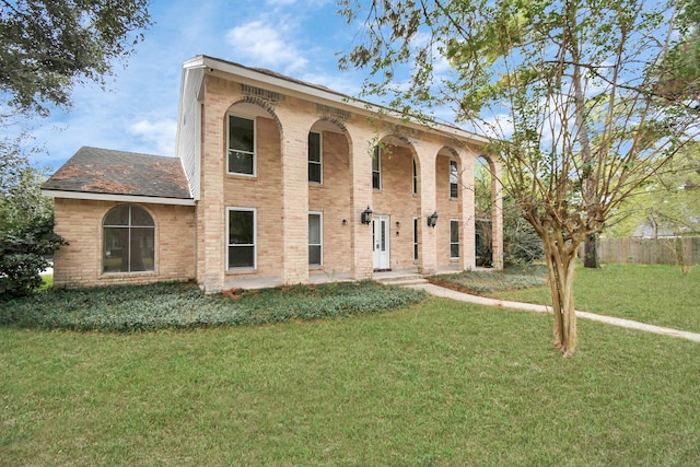 view of front of home featuring a front yard