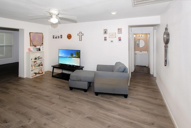2620 W Shane St, Alvin, TX 77511 - living area featuring light wood-type flooring, baseboards, a ceiling fan, and recessed lighting