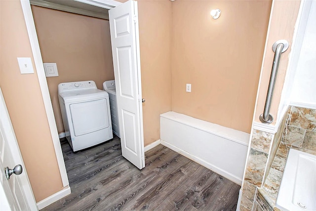 2620 W Shane St, Alvin, TX 77511 - laundry area featuring independent washer and dryer, dark wood finished floors, and baseboards