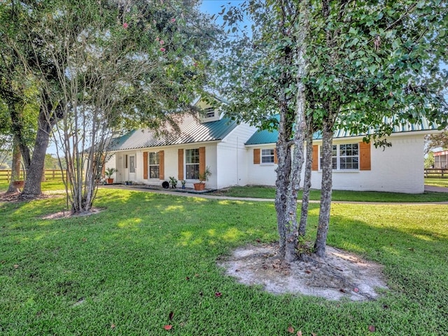 view of front of property featuring a front lawn