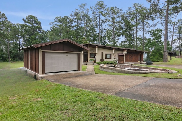 view of front of house featuring a garage and a front yard