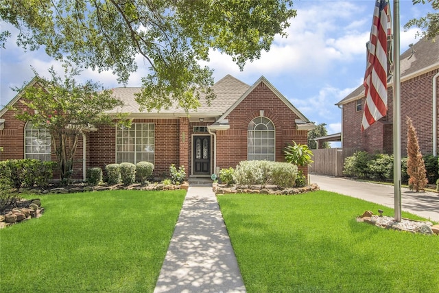 view of front facade featuring a front yard