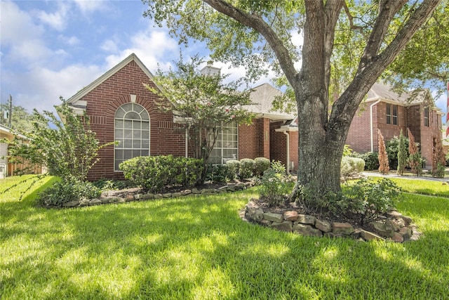 view of front facade with a front lawn