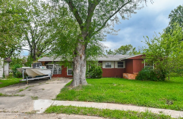 ranch-style home with a front yard