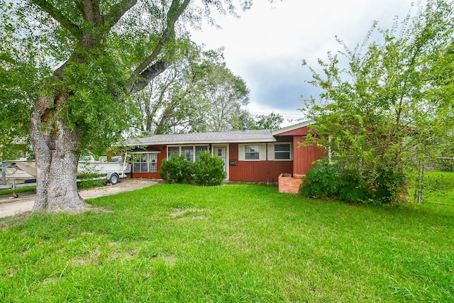 ranch-style home with a front yard